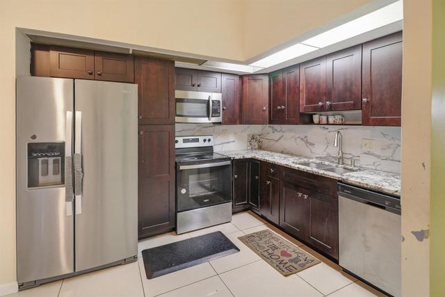 23 Chelsea Lane, Boynton Beach, FL 33426