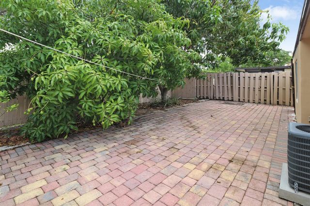 23 Chelsea Lane, Boynton Beach, FL 33426