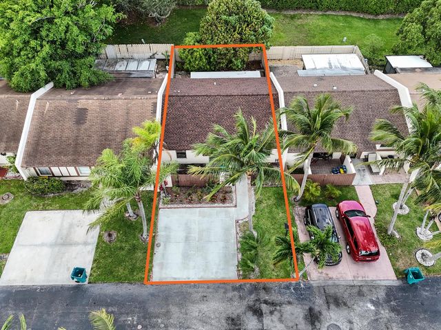 23 Chelsea Lane, Boynton Beach, FL 33426