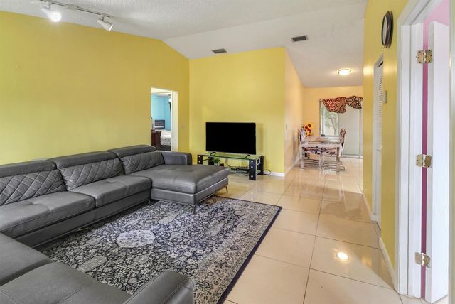23 Chelsea Lane, Boynton Beach, FL 33426