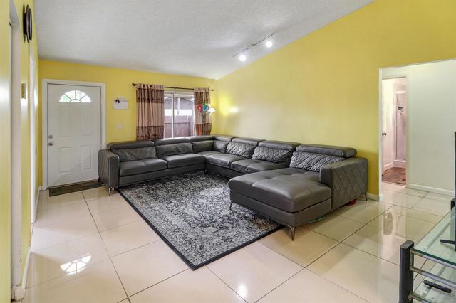 23 Chelsea Lane, Boynton Beach, FL 33426