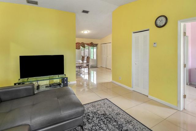 23 Chelsea Lane, Boynton Beach, FL 33426