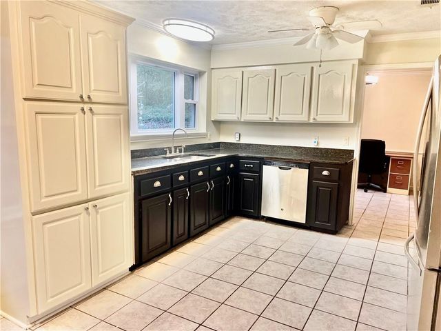 135 MYRTLEWOOD Drive, Pineville, LA 71360