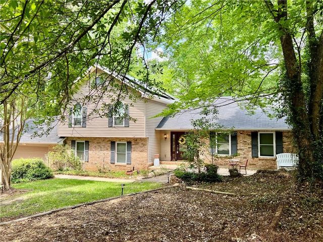 135 MYRTLEWOOD Drive, Pineville, LA 71360