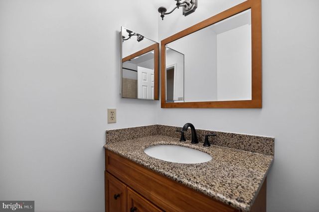 102 CUNNINGHAM PARK CT SE, Vienna, VA 22180