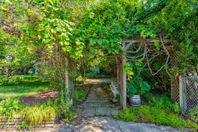 10 Millington Road, Pleasant Ridge, MI 48069