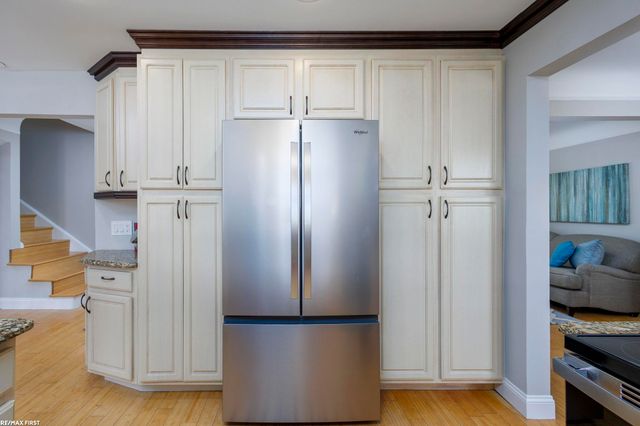 22770 Worthington Ct Court, Saint Clair Shores, MI 48081