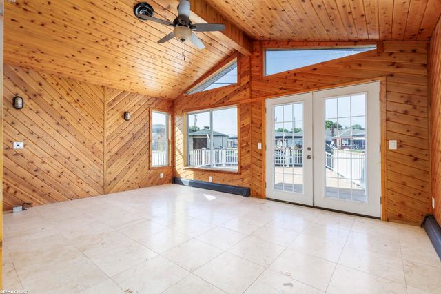22770 Worthington Ct Court, Saint Clair Shores, MI 48081