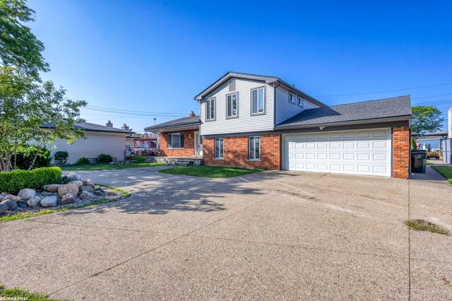 22770 Worthington Ct Court, Saint Clair Shores, MI 48081