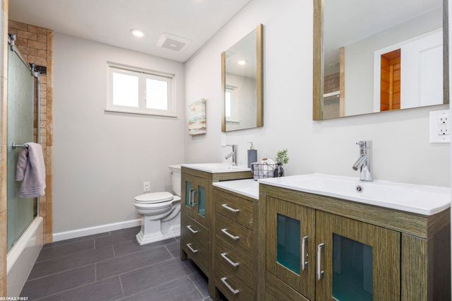22770 Worthington Ct Court, Saint Clair Shores, MI 48081