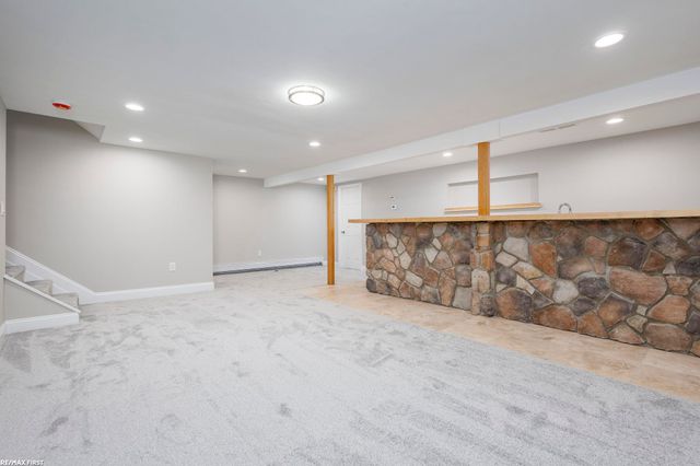 22770 Worthington Ct Court, Saint Clair Shores, MI 48081