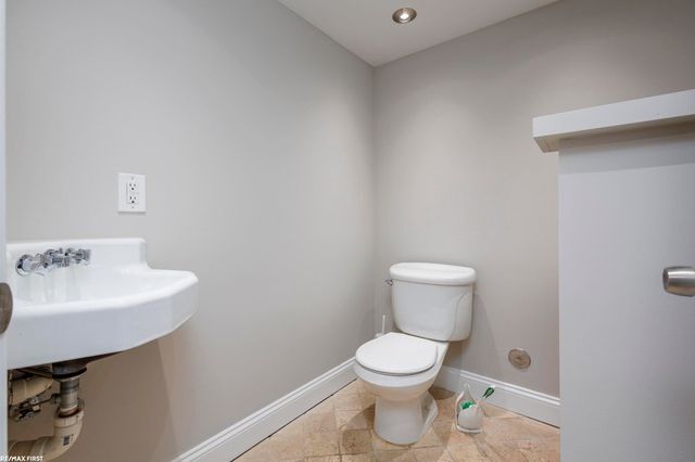 22770 Worthington Ct Court, Saint Clair Shores, MI 48081