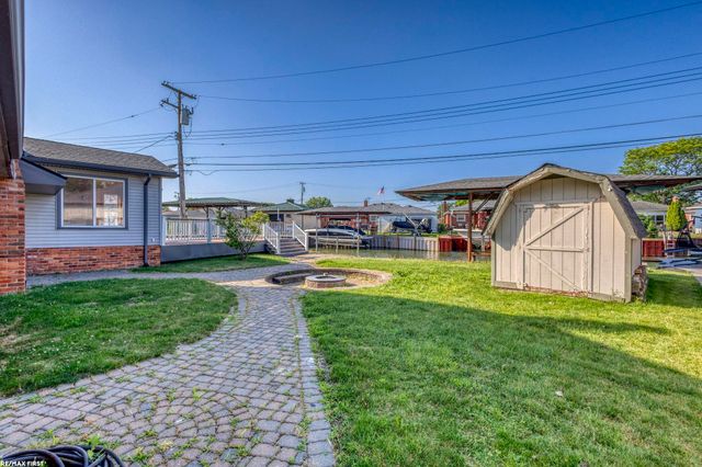 22770 Worthington Ct Court, Saint Clair Shores, MI 48081