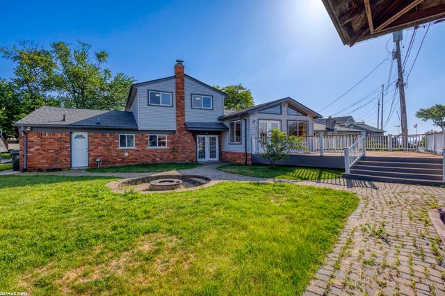 22770 Worthington Ct Court, Saint Clair Shores, MI 48081
