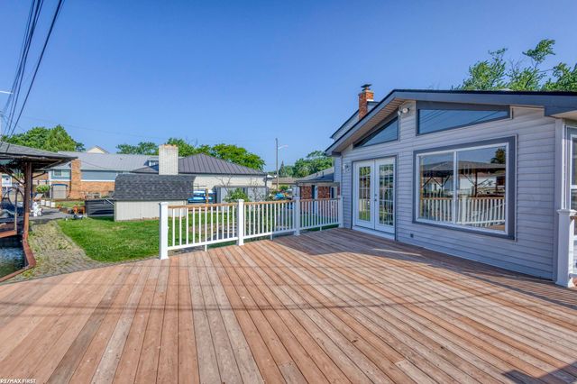 22770 Worthington Ct Court, Saint Clair Shores, MI 48081