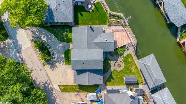 22770 Worthington Ct Court, Saint Clair Shores, MI 48081
