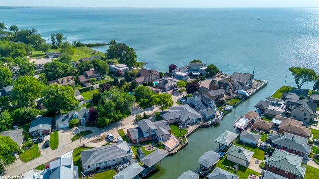 22770 Worthington Ct Court, Saint Clair Shores, MI 48081