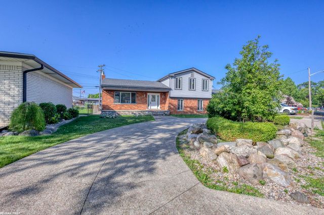 22770 Worthington Ct Court, Saint Clair Shores, MI 48081