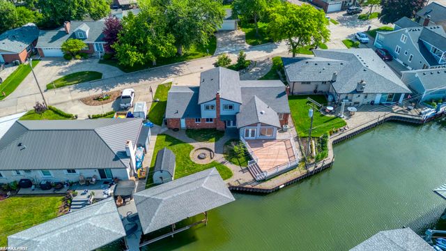 22770 Worthington Ct Court, Saint Clair Shores, MI 48081