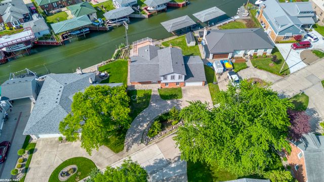 22770 Worthington Ct Court, Saint Clair Shores, MI 48081