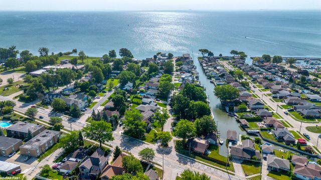 22770 Worthington Ct Court, Saint Clair Shores, MI 48081