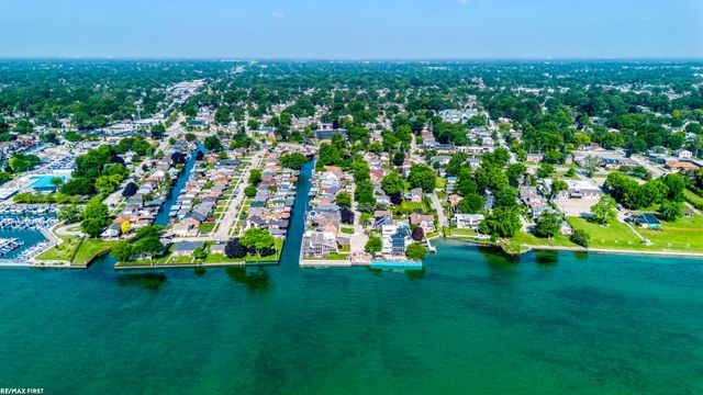 22770 Worthington Ct Court, Saint Clair Shores, MI 48081