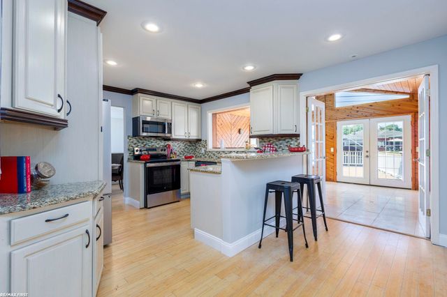 22770 Worthington Ct Court, Saint Clair Shores, MI 48081