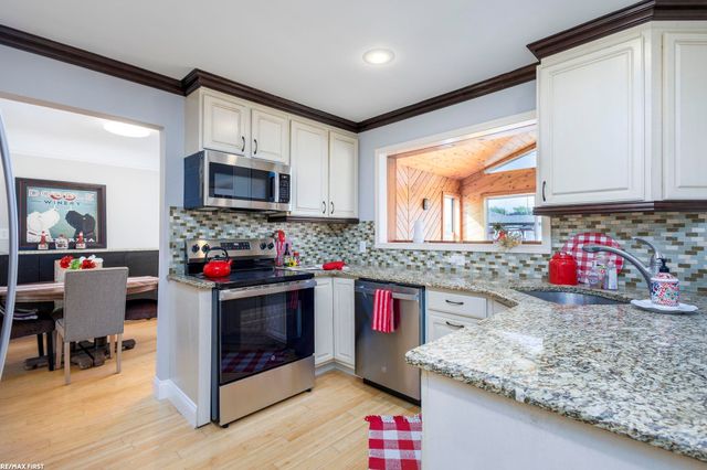 22770 Worthington Ct Court, Saint Clair Shores, MI 48081