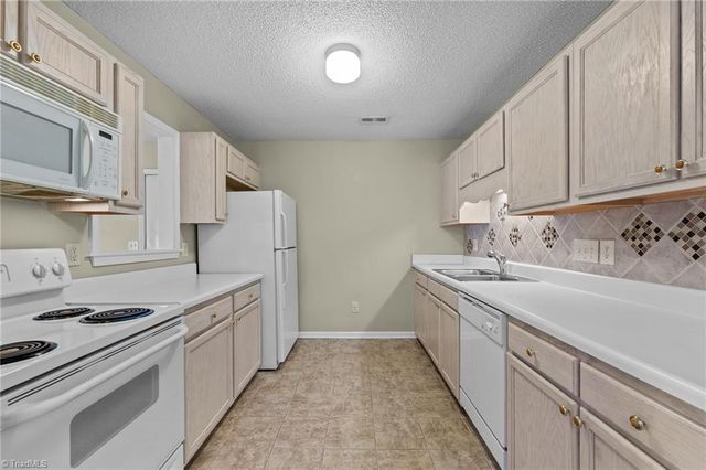 7153 W Friendly Avenue D, Greensboro, NC 27410
