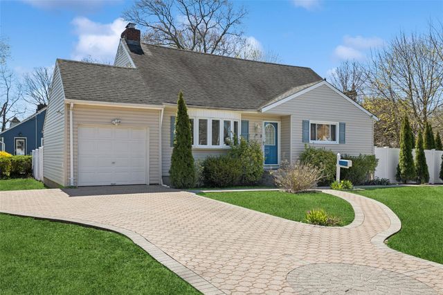 24 Southwood Lane, North Babylon, NY 11703