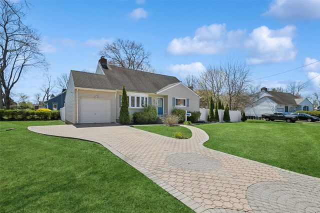24 Southwood Lane, North Babylon, NY 11703