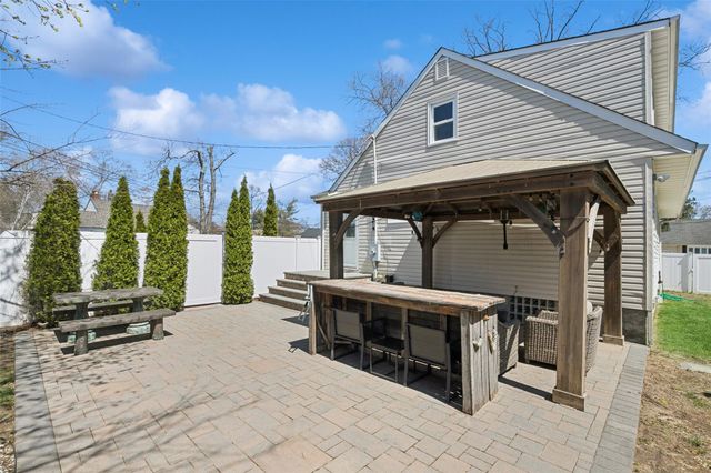 24 Southwood Lane, North Babylon, NY 11703