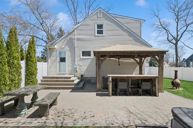 24 Southwood Lane, North Babylon, NY 11703