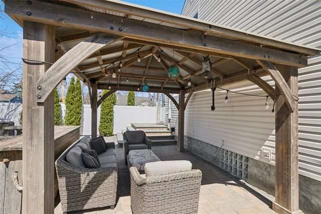 24 Southwood Lane, North Babylon, NY 11703