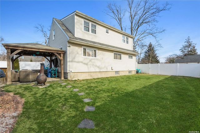 24 Southwood Lane, North Babylon, NY 11703