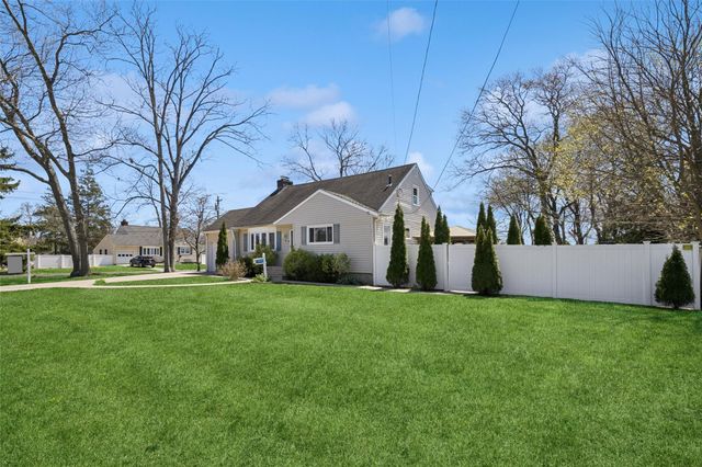24 Southwood Lane, North Babylon, NY 11703