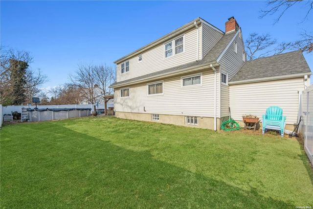 24 Southwood Lane, North Babylon, NY 11703