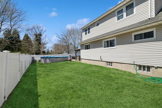 24 Southwood Lane, North Babylon, NY 11703