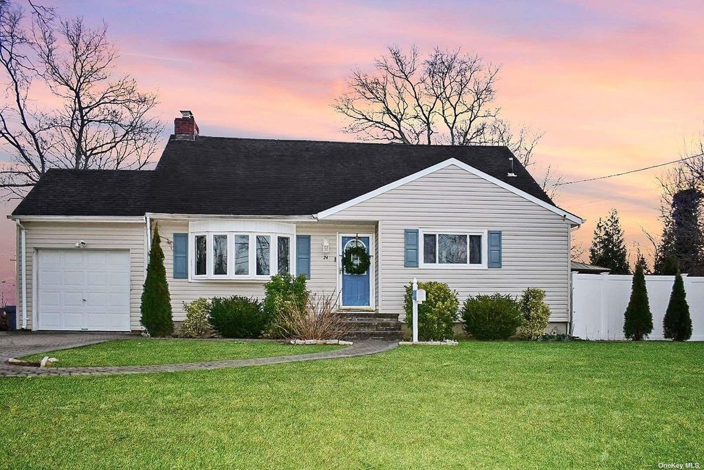 24 Southwood Lane, North Babylon, NY 11703