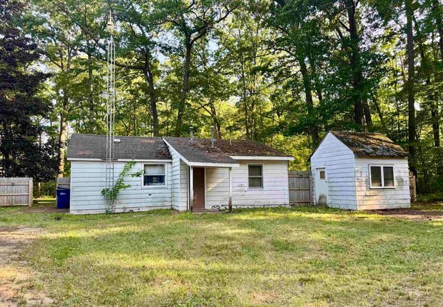 907 Hammond Road, Harrison, MI 48625