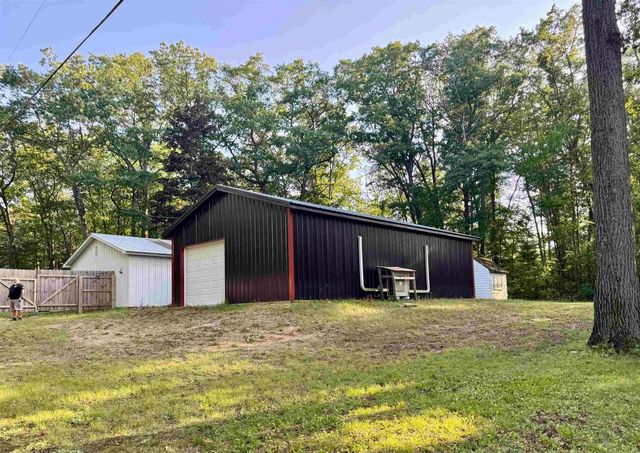 907 Hammond Road, Harrison, MI 48625