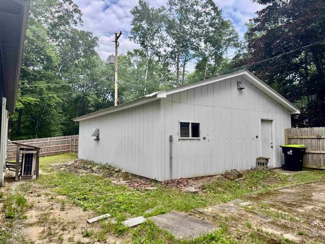 907 Hammond Road, Harrison, MI 48625