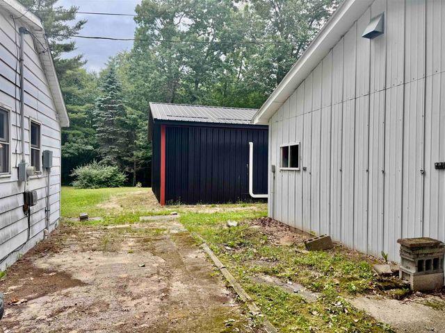 907 Hammond Road, Harrison, MI 48625