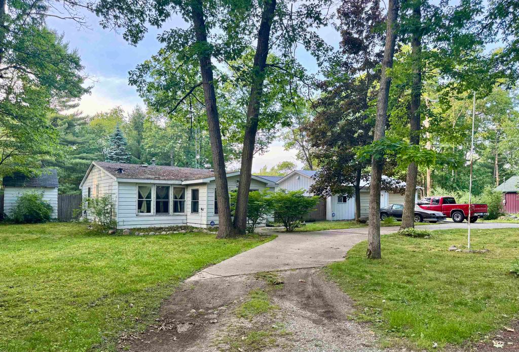 907 Hammond Road, Harrison, MI 48625