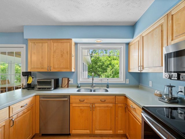 4 Oak Creek Drive, South Burlington, VT 05403
