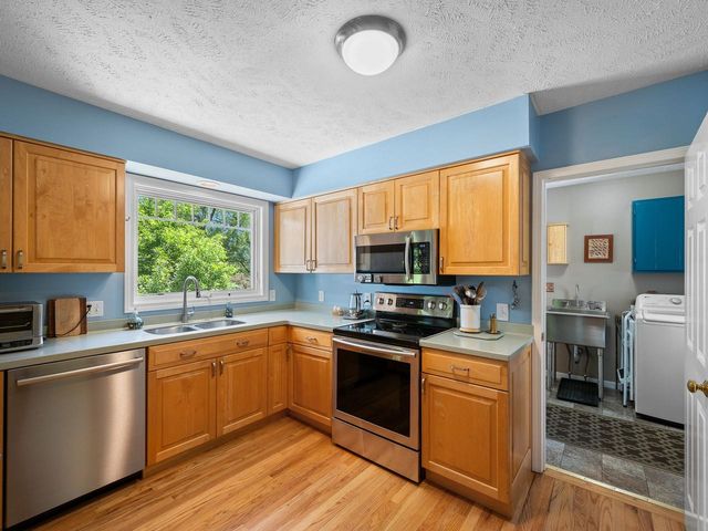 4 Oak Creek Drive, South Burlington, VT 05403