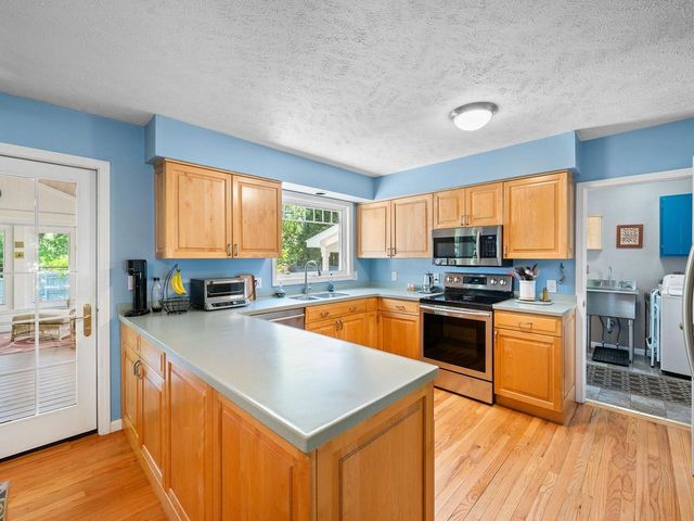 4 Oak Creek Drive, South Burlington, VT 05403