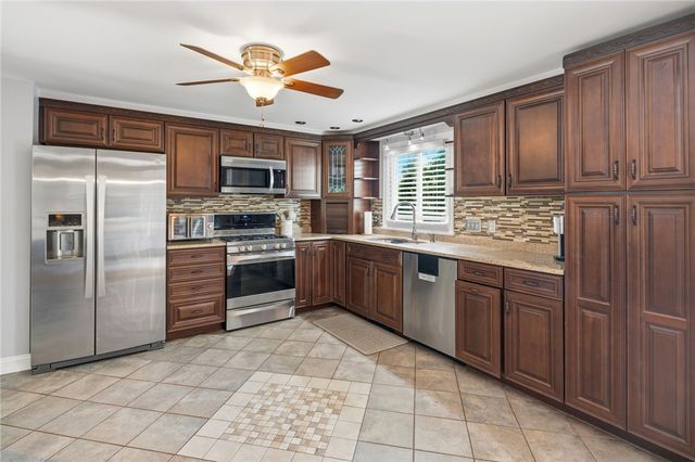 12 Setian Circle, Johnston, RI 02919
