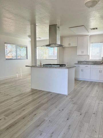 1913 Stratford Way, Hanford, CA 93230