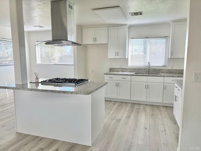 1913 Stratford Way, Hanford, CA 93230